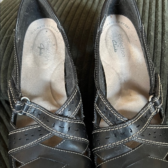 Clarks Women's Black Loafers with White Stitching - Picture 6 of 6